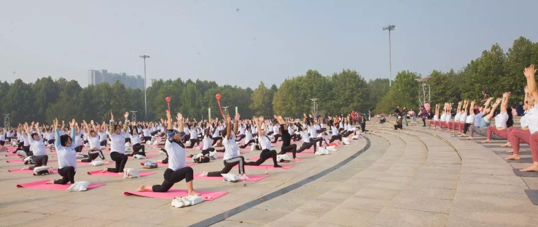 千人瑜伽惊艳米乐M6官网周口女职工业余文化生活竟如此丰富多彩！(图6)